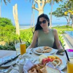 Coralie Porrovecchio Instagram - Premier jour à Zanzibar avec mes nouveaux meilleurs amis 🤍💚 On vit un rêve éveillé Zanzibar - Afrique .