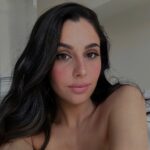 Coralie Porrovecchio Instagram - Allo le room service ? j’aimerais mon mari avec en supplément mes enfants svp 😫