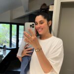 Coralie Porrovecchio Instagram - Merci 2022 !🤍🎆 Je laisse derrière moi une année remplie d’émotions, la naissance de Kingsley, les deux ans de Leeroy, un déménagement, 27 ans, une demande en mariage … et pleins d’autres belles choses ☺️ Merci la vie de nous avoir accordé une si belle année, pleins de rebondissements, pleines de nouvelles aventures 😍 En route pour 2023 avec de nouvelles ambitions, de nouveaux projets et objectifs 👍🏻🫱🏼‍🫲🏽🎉🤍