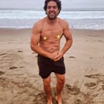 Cristián Riquelme Instagram - Comienza el reto de una zambullida diaria en el mar. Partimos mal, el agua esta helada Juaan!! Y me tapo porque me da pudor mi #hardnipple Buena canción no?