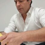 Cristián Riquelme Instagram - Así voy en la Deconstrucción de mi masculinidad.. Feliz día Lunes... Es humor porsiacaso...