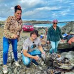 Cristián Riquelme Instagram - La pesca más arriesgada que hice. Arriba de una roca resbalosa, las olas quebrando, las zapatillas sin acompañar y los peces picando muuucho! Para los locales de #rapanui una tradición, para mi una maniobra difícil y arriesgada. El asado final de pescado es lo mejor! #vidaoutdoors #alairelibre