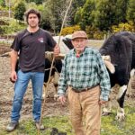 Cristián Riquelme Instagram - Don Claudio tiene 90 años, sobrevivió el maremoto del 60ta abrazado a un árbol mientras la ola se llevaba todo. No tiene enfermedades ergo no remedios. Se levanta todos los días a las 6AM a sembrar su tierra. Tiene huerta donde produce su alimento. Es alegre y surca la tierra con su yunta de bueyes. Comparte sus frutos con la comunidad y se ha construido a pulso. Linda historia no? Son esos hombres y mujeres que han forjado esta tierra y que van en extinción. #chile #sur #historia 📸@michel_gavilan