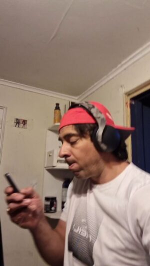 Cristián Riquelme Instagram - Así tal cual #música 
@tavo.arraya