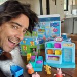 Cristián Riquelme Instagram - ¡La diversión nunca se detiene con #PeppaPig! 😄 Nos unimos a @HasbroChile para llevar la alegría a nuestras rutinas diarias de juego. ¿Quién más ama estos momentos en familia? #HasbroChile #JuegosEnFamilia #DiversiónInfantil #AD