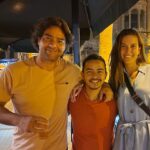 Cristián Riquelme Instagram - La vida da muchas vueltas, tantas así, que nos encontramos en Barcelona con nuestro querido amigo @cicloviajero . Ernesto recorrió América en una bicicleta de ruta, con neumáticos flaquitos, haciéndose camino entre los desiertos de atacama y sechura, y la calamina de la carretera austral, besando los pies de la Patagonia chilena después de dos años en la ruta. Con un saco de dormir tela de cebolla y un chaleco sin abrigo pensaba en dormir en el sur de Chile.... luego Nos topamos en Perú, Ecuador, Coyahique y nuestra casa en Stgo. Hoy años más tarde, nos vamos de tapas, a recordar la nostalgia de nuestros viajes y las anécdotas que entrañazamos en la experiencia entrañable de salir de casa. En el viejo continente y con el corazón más vivo que nunca..... @dealaskaapatagonia