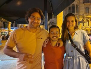 Cristián Riquelme Instagram - La vida da muchas vueltas, tantas así, que nos encontramos en Barcelona con nuestro querido amigo @cicloviajero . Ernesto recorrió América en una bicicleta de ruta, con neumáticos flaquitos, haciéndose camino entre los desiertos de atacama y sechura, y la calamina de la carretera austral, besando los pies de la Patagonia chilena después de dos años en la ruta. Con un saco de dormir tela de cebolla y un chaleco sin abrigo pensaba en dormir en el sur de Chile.... luego  Nos topamos en Perú, Ecuador, Coyahique  y nuestra casa en Stgo. Hoy años más tarde, nos vamos de tapas, a recordar la nostalgia de nuestros viajes y las anécdotas que entrañazamos en la experiencia entrañable de salir de casa. En el viejo continente y con el corazón más vivo que nunca..... @dealaskaapatagonia