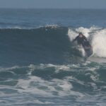 Cristián Riquelme Instagram - A mis 44 la canción de Julio Iglesias me pega mejor 🤣🤣 , Vamos puliendo la técnica que nunca termina en esta disciplina, hay surf para rato.... #surf #chile frío #invierno 📸@nachoaldu