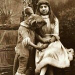 Cristián Riquelme Instagram - Este Registro de mi Tatarabuela, data de 1890, trasbambalinas en su actuacion en "Alicia en el País de los Guarenes" #feriado #chilegram #humor
