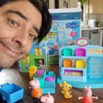 Cristián Riquelme Instagram - ¡La diversión nunca se detiene con #PeppaPig! 😄 Nos unimos a @HasbroChile para llevar la alegría a nuestras rutinas diarias de juego. ¿Quién más ama estos momentos en familia? #HasbroChile #JuegosEnFamilia #DiversiónInfantil #AD