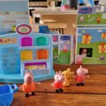 Cristián Riquelme Instagram - ¡La diversión nunca se detiene con #PeppaPig! 😄 Nos unimos a @HasbroChile para llevar la alegría a nuestras rutinas diarias de juego. ¿Quién más ama estos momentos en familia? #HasbroChile #JuegosEnFamilia #DiversiónInfantil #AD