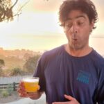 Cristián Riquelme Instagram - Atardecer? Balcón? Nada puede salir mal! Estaré trabajando todo el verano, pero siempre hay espacio para conversar y disfrutar de los sabores de la amistad con un rico traguito de @campanariosour ... salúd! #saboresdelaamistadverano