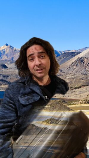 Cristián Riquelme Instagram - Soy  #ExpertoEnFeriados y te entrego estas recomendaciones junto a @chile_estuyo para disfrutar este feriado.
Para los que quieren escapar del frío:
-	Lagunas Cotacotani: puedes hacer un trekking en las lagunas que están en el Parque Nacional Lauca. A 9km de Parinacota. Si bien esta actividad se puede realizar durante todo el año, durante el invierno podrás ver el increíble volcán Parinacota cubierto de un manto de nieve.

-	Antofagasta: Esta región destaca por la calidad de sus cielos, ideales para el astroturismo y ver las estrellas en su máximo esplendor. Además, si eres team verano acá puedes disfrutar de un rico clima y realizar deportes en el borde costero. 

-	Atacama y su mar de Dunas de Copiapó:  335 kilómetros de dunas, un espectáculo único de la naturaleza. Si te gusta la aventura, podrás deslizarte por las dunas practicando sandboard.

Juegue!!