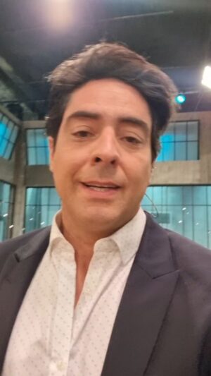 Cristián Riquelme Instagram - Alguien más? A alguien le pasa o soy el único?
#chilegram #pega #carrete #topchefvipchile