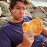 Cristián Riquelme Instagram - Es que NADA, al menos para mi, supera el estar echado en una playa y que aparezca el señor(a) de las palmeras en la #playa. La mezcla entre sal, cuerpo calentito y sabor dulce , obviamente con restos en la polera, obedece a la idiosincrasia chilena Estival!! Insuperable. Para Ustedes? Antojos de verano en playa? Cuales? Los leo.. Abrazos