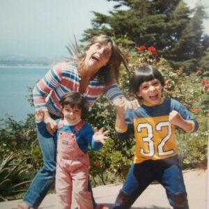Cristián Riquelme Instagram - Feliz día Madre querida. Valientes fuertes, hechas de una paciencia incombustible,  y un instinto de amor incondicional. Nuestras madres, quienes sienten el dolor más fuerte para darnos vida y luego posponen la suya por vernos crecer. Si la tienes viva, decirle que la quieres y regalonearla, si ya no está, recordarla en el corazón. Un beso grande madres queridas y a mi madre Patricia @quilarayen un abrazo enorme...