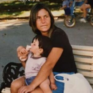 Cristián Riquelme Instagram - Feliz día Madre querida. Valientes fuertes, hechas de una paciencia incombustible,  y un instinto de amor incondicional. Nuestras madres, quienes sienten el dolor más fuerte para darnos vida y luego posponen la suya por vernos crecer. Si la tienes viva, decirle que la quieres y regalonearla, si ya no está, recordarla en el corazón. Un beso grande madres queridas y a mi madre Patricia @quilarayen un abrazo enorme...