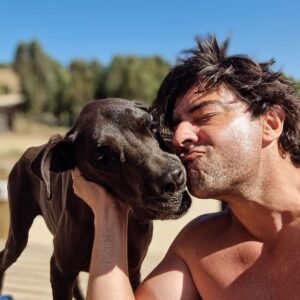 Cristián Riquelme Instagram - La lealtad de un perro me conmueve. La dedicación a estar siempre buscando la instancia de cariño.  Mis perros están siempre al lado de mis hijos, duermen afuera de sus piezas en una instinto de protección inherente. Claro, son perros de guardia entrenados. Pero a pesar de eso siempre están alertas de lo que pasa a su alrededor, respetando el juego  a sus amos y nosotros haciéndolos parte de la familia... Tienen perros? Como se llaman? Que significan para ustedes? #perros #amor #familia