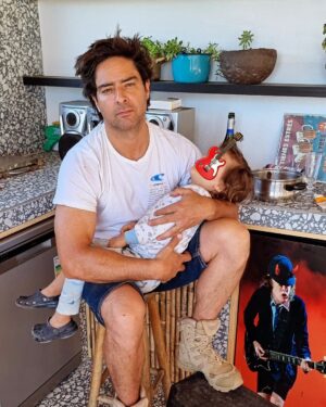 Cristián Riquelme Instagram - Despues de un buen asado y harto AC/DC se vino la siesta. Tener a mi conchito en brazos y esperarlo que haga  tuto con brazo acalambrado es parte de lo lindo de esta vida. Amor gigante y sueño constante. Besos
