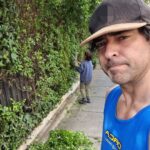 Cristián Riquelme Instagram - Me interesa mucho leerlos respecto a un TEMA que no es menor. Niños y teléfonos. Al menos nosotros como padres, hemos tomado la decisión de no exponerlos al celular hasta al menos los 12 años. Sabemos que no es fácil, pero es nuestra opción. Sé que hay opiniones divididas al respecto y me interesaría leerlos en comentarios. Con respeto, con ideas y enteder que los mueve a ponerles pantallas o no. Mis hijos, tres veces a la semana pueden ver 20 minutos de monitos y listo. Pero celular nada. Por ejemplo, ésta labor que ven en la foto es algo en la que siempre los incorporo , me ayudan ,aprenden y le gano tiempo a la llegada inminente de la tecnología a sus vidas. Me interesa que desarrollen vida al aire libre, entiendan la dinámica de que el movimiento produce energia vital para luego descansar, más que estar sedentarios buscando la entretención. Y que aprendan a descubrir la mayor cantidad de cosas. No sé, no soy experto sólo un padre tratando de hacerlo lo mejor posible. Los leo