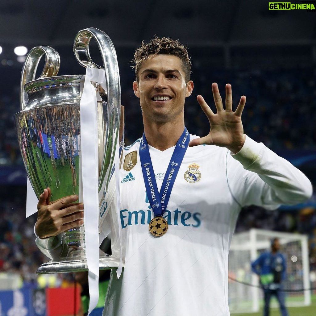 Cristiano Ronaldo Instagram - Muchas felicidades por estos 122 años de historia, familia madridista! ¡Hala Madrid!