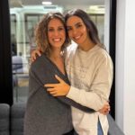 Cristina Pedroche Instagram - Hoy ha sido un día muy especial para mí. ❤️ Después de más de 6 meses (empecé a hablar con Alba antes de dar a luz) por fin nos hemos podido abrazar. @albapadibclc no solo es la persona que más sabe de lactancia del mundo sino que se ha convertido en una gran amiga para mí. Siempre pendiente de mí y de Laia, siempre presente. Gracias a ella superé mis miedos, dolores y dudas con la lactancia. 🙏🏽❤️ Y si hablo de grandes profesionales que se convierten en amigas también hablo de @noelia_lactapp que comenzó como mi psicóloga perinatal y ahora es mucho más. En @lactapp_lactancia también he hecho el taller de BLW y el de primeros auxilios. Y en @lactapp_shop tienen todo lo que se puede necesitar incluso la magia de los sacos sensoriales ❤️😂. Por supuesto no es publicidad ni colaboración, simplemente es un eterno AGRADECIMIENTO por hacerme sentir que no estaba loca ni sola. Os quiero tanto…😍❤️ GRACIAS 🙏🏽 y mucha teta❤️❤️❤️ LactApp