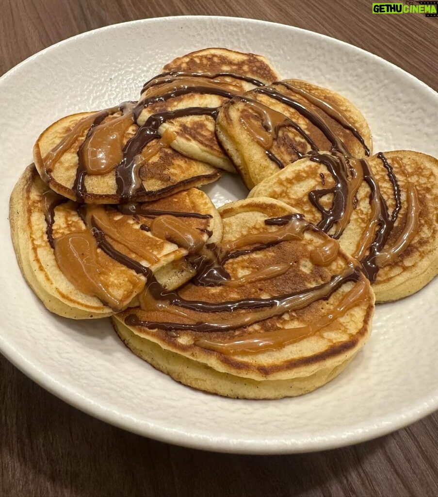 Cristina Pedroche Instagram - Domingo de ensueño😂❤️. @dabizdiverxo me ha hecho las mejores tortitas del mundo con una receta secreta dice😂… También ha hecho el caramelo salado y el chocolate… Madre mía…qué suerte tengo😂❤️