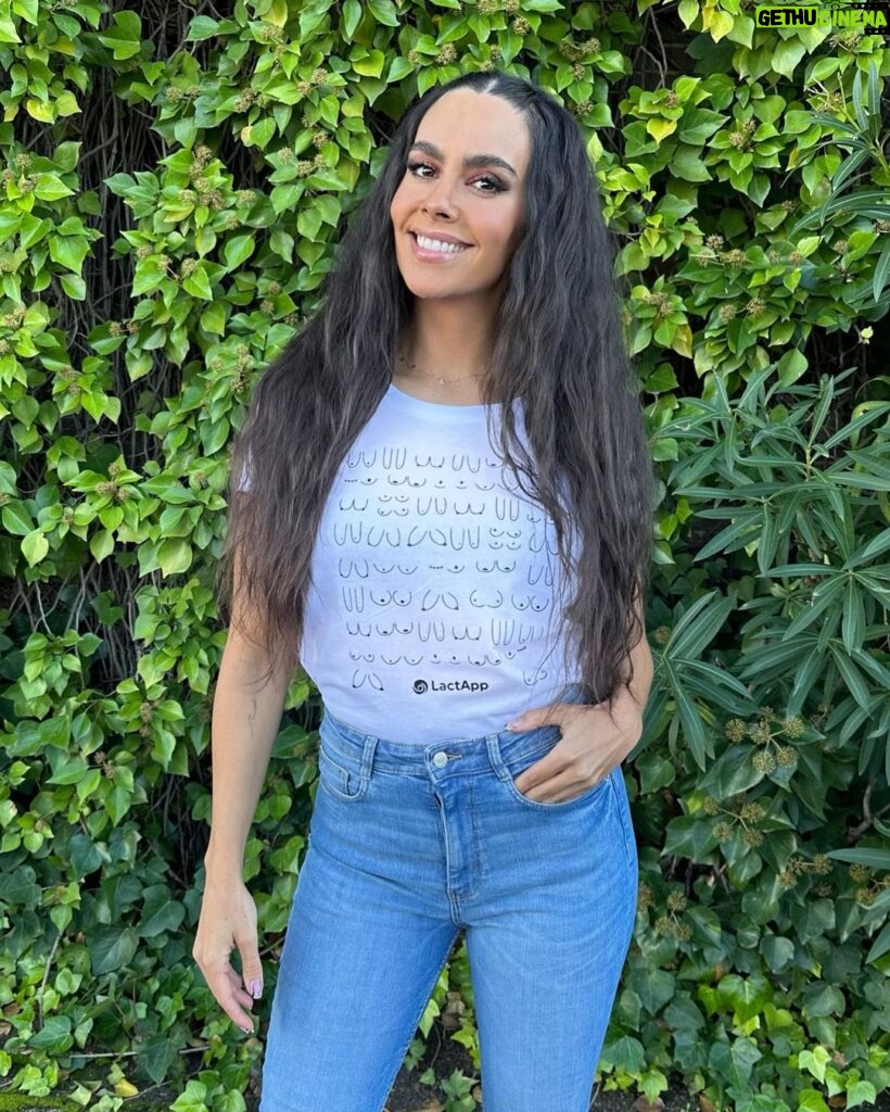 Cristina Pedroche Instagram - Si tengo la camiseta más chula del mundo pues se dice 😂❤️ @lactapp_lactancia ❤️❤️