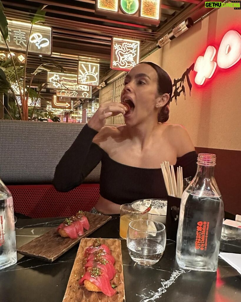 Cristina Pedroche Instagram - Íbamos solo a tomar un cóctel (sin alcohol🥰)…pero es que claro, cualquiera se resiste…❤️ Amo @streetxo.madrid 😍🔥 Street-Xo