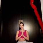 Cristina Pedroche Instagram - Uno de los propósitos que me he marcado este año es cuidar más de mi salud mental alejándome de lo que me hace daño y disfrutando más de lo que me da paz. En eso he estado estos días. Siento haber estado desaparecida, pero lo necesitaba. Ahora poco a poco, con precaución, iré volviendo. Y no se me ha ocurrido mejor manera que con este audio de meditación. Son solo 5 minutos. Quizás esta es la prueba que necesitabas para empezar a cuidarte también por dentro. 🙏🏽 En esta meditación os cuento una de mis respiraciones favoritas, la que más me ayuda cuando estoy nerviosa. Gracias @partopositivo por darme una herramienta tan valiosa para el parto y para mi vida. Siempre agradecida 🙏🏽❤️