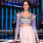 Cristina Pedroche Instagram - Hoy es un día muy especial para mí. Por fin podréis ver el estreno de @passwordoficial .❤️ Llevaba mucho tiempo deseando dar un paso más en mi profesión y cuando me propusieron presentar Password ya estaba embarazada de muy poco, nadie lo sabía, y la verdad es que al principio dudé. Dudé de si podría y de si lo haría bien. Menos mal que tuve un gran apoyo tanto por la cadena, la productora, amigos y familia, y acepté. Cuando lo grabamos ya estaba casi de 5 meses y ahora echo la vista atrás y creo que nunca me había sentido tan especial y con una energía más bonita. Tener en mi tripa a mi hija me hacía sentirme más segura, me daba fuerza y hacía que se me olvidaran las largas horas de rodaje. Me acostaba y me levantaba con una gran sonrisa. Ahora pienso que cuando ella lo vea y sepa que estaba dentro de mí se sentirá orgullosa de su madre y esto hace que me explote el corazón. Este programa ha sido y es mi sueño. Y ahora por fin lo comparto con todos vosotros. Gracias por acompañarme/acompañarnos💕. Nos vemos esta noche a las 22h en Antena3. 😍❤️