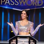 Cristina Pedroche Instagram - Hoy es un día muy especial para mí. Por fin podréis ver el estreno de @passwordoficial .❤️ Llevaba mucho tiempo deseando dar un paso más en mi profesión y cuando me propusieron presentar Password ya estaba embarazada de muy poco, nadie lo sabía, y la verdad es que al principio dudé. Dudé de si podría y de si lo haría bien. Menos mal que tuve un gran apoyo tanto por la cadena, la productora, amigos y familia, y acepté. Cuando lo grabamos ya estaba casi de 5 meses y ahora echo la vista atrás y creo que nunca me había sentido tan especial y con una energía más bonita. Tener en mi tripa a mi hija me hacía sentirme más segura, me daba fuerza y hacía que se me olvidaran las largas horas de rodaje. Me acostaba y me levantaba con una gran sonrisa. Ahora pienso que cuando ella lo vea y sepa que estaba dentro de mí se sentirá orgullosa de su madre y esto hace que me explote el corazón. Este programa ha sido y es mi sueño. Y ahora por fin lo comparto con todos vosotros. Gracias por acompañarme/acompañarnos💕. Nos vemos esta noche a las 22h en Antena3. 😍❤️