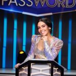 Cristina Pedroche Instagram - Hoy es un día muy especial para mí. Por fin podréis ver el estreno de @passwordoficial .❤️ Llevaba mucho tiempo deseando dar un paso más en mi profesión y cuando me propusieron presentar Password ya estaba embarazada de muy poco, nadie lo sabía, y la verdad es que al principio dudé. Dudé de si podría y de si lo haría bien. Menos mal que tuve un gran apoyo tanto por la cadena, la productora, amigos y familia, y acepté. Cuando lo grabamos ya estaba casi de 5 meses y ahora echo la vista atrás y creo que nunca me había sentido tan especial y con una energía más bonita. Tener en mi tripa a mi hija me hacía sentirme más segura, me daba fuerza y hacía que se me olvidaran las largas horas de rodaje. Me acostaba y me levantaba con una gran sonrisa. Ahora pienso que cuando ella lo vea y sepa que estaba dentro de mí se sentirá orgullosa de su madre y esto hace que me explote el corazón. Este programa ha sido y es mi sueño. Y ahora por fin lo comparto con todos vosotros. Gracias por acompañarme/acompañarnos💕. Nos vemos esta noche a las 22h en Antena3. 😍❤️