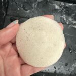 Cristina Pedroche Instagram - Me pongo a escribir esto ahora que veo la luz al final del túnel, porque antes no hubiera podido. Lactancia. Qué bonito me sonabas cuando estaba embarazada, qué “fácil” parecía habiendo leído, estudiado y consultado tantos libros y manuales, incluso tuve sesión con @albapadibclc para aclarar dudas antes de que Laia naciera. Parecía que lo tenía controlado pero no. Cuando nació se enganchó perfectamente pero claro yo no prestaba mucha atención al agarre, solo me interesaba que mamara y me daba igual cómo, no pensaba que ese dolor que estaba sintiendo podría darme problemas y en seguida me salieron dos grietas, una en cada teta. Me enfrentaba a cada toma con miedo, dolor, lágrimas, dudas de si podría con ello, si tirar la toalla...😪 Entre las emociones del posparto y los dolores de teta he necesitado mucho tiempo para entenderme y tener la certeza de que lo estaba haciendo bien, que iba por el buen camino, que todo lo que sentía era normal. Gracias que en este proceso además de mi familia me ha acompañado @albapadibclc con sus videollamadas, con su cariño, con sus palabras de fortaleza diciéndome que no dudaba que lo conseguiría. Gracias a ella y a su app @lactapp_lactancia he tenido todas las respuestas a mis preguntas. La labor que hacen por las mujeres y la lactancia es digna de reconocimiento. De verdad, GRACIAS ❤️