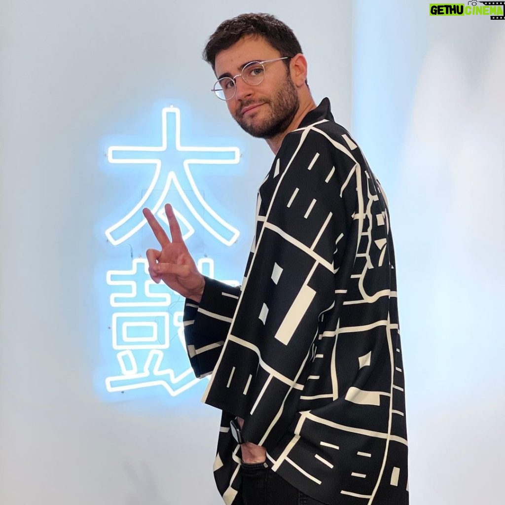 Cyprien Iov Instagram - J’ai reçu ma veste « hanten » créée par un tailleur japonais @kiku.ichi.rin C’est un motif sur mesure avec dans le dos les caractères du taiko 太鼓 (un tambour traditionnel japonais) et en motif ceux de Paris 巴里. Je meurs d’envie de retourner au Japon alors je fais venir le Japon à moi en quelque sorte 🤷‍♂
