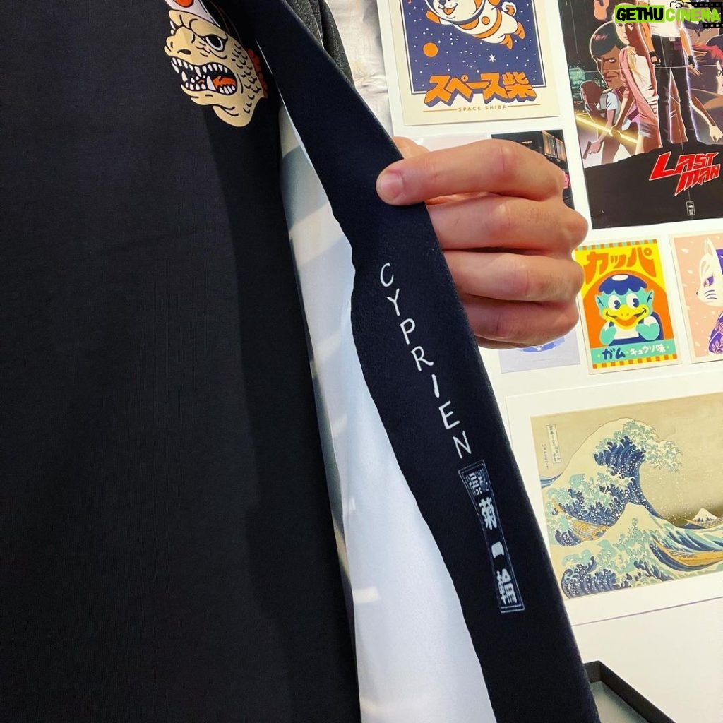 Cyprien Iov Instagram - J’ai reçu ma veste « hanten » créée par un tailleur japonais @kiku.ichi.rin C’est un motif sur mesure avec dans le dos les caractères du taiko 太鼓 (un tambour traditionnel japonais) et en motif ceux de Paris 巴里. Je meurs d’envie de retourner au Japon alors je fais venir le Japon à moi en quelque sorte 🤷‍♂