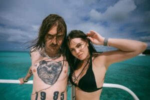 Илья Прусикин Instagram - Ильич да Софья! 16-ого выходит влог с нашей поездки в Забайкалье на канале ilichshow, так что не забудь подписаться. А пока слушайте наш трек «ой да на рейве» на всех площадках. Поднимаем трек в чартах!!! Как вам песня кстати???