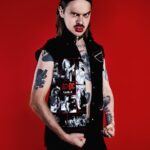 Илья Прусикин Instagram - Накачал себе губы. Во-первых, это красиво! После моды на мужской маникюр, решил запустить новый тренд на мужские губы-пельмени. Ходить с обычным мужским лицом могут все, но только настоящий мужик может ходить по улице с такими губищами, не боясь получить по этим губищам. МУЖИК не ищет одобрения, тем более одобрения общества... МУЖИК ищет вызовы и справляется с ними! Согласны?