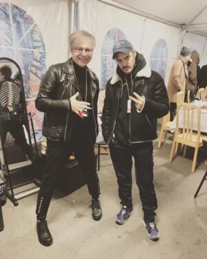 Илья Прусикин Instagram - Побывали во Владивостоке. Спасибо вам за такой приём! Отдельный респект группе «Мумий Тролль» за крутетский концерт! Супер профессионалы. Мы росли на этой музыке. И ещё раз поздравляю Илью Лагутенко с прошедшим днём рождения!!! ВЛАДИВОСТОК 2000))) #littlebig #мумийтролль