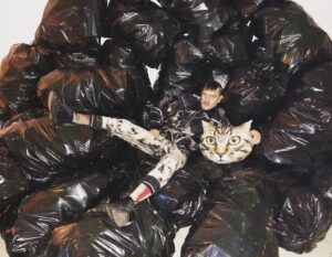 Илья Прусикин Instagram - Life in da trash #littlebig  Ph: @alina_pasok 
Придумай подпись к фото в комментариях.