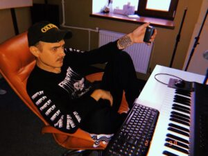 Илья Прусикин Instagram - Еще один день на студии за альбомом. Перешел с обычных сигарет на @glo_ru и не нарадуюсь до сих пор. Я больше не бегаю на перекуры, которые постоянно отвлекают (курильщики со стажем знают), исчезли окурки и зажигалки. 
С каждым днем всё больше убеждаюсь, насколько glo классная штука.
#generationglo #myglo