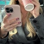 Dagi Bee Instagram - attachment : 10 images ✨ Weekly recap #48 Foto 1 : Aufzugselfies will never stop 🙅🏼‍♀️ Foto 2 : New nailssss who dis Foto 3 : New nailssss who dis 2.0 Foto 4 : Neues brumm brumm ( würde Nelio sagen ) 🥹 Foto 5 : Berlin für 4 Tage ✨ Foto 6 : Hotel selfcare for mommy Foto 7 : Dinner for 3 🤌🏼 @dr.emi @about_sush Video 8 : 1Live 👑 bts 🥲 Foto 9 : After 1Live 👑 Aufzugselfie Foto 10 : the best time = Neli time 🥹