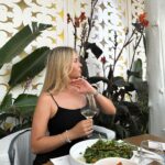 Dagi Bee Instagram - zu vino sag ich nie no 🍷✨ Schreibt mir eure billigsten Alkohol related Sprüche - weil dann macht das Leben wieder einen Gin 🫠 Crete, Greece