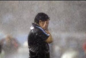 Dalma Maradona Instagram - Como no acordarme de este partido! Como no acordarme de lo que llovía ese día y LO QUE NECESITÁBAMOS ESA VICTORIA PARA IR AL MUNDIAL! Estaba complicado y apareciste vos @martinpalermo.ok con ese gol que todavía veo y me emociono! Con su abrazo que fue más que un abrazo de gol, con la tirada al barro haciendo patito y el llanto de felicidad por haberlo logrado! Que privilegio haber estado ahí ,que suerte vivir un momento como ese partido! Hace poco te escuché en una radio hablar de mi papá y verte emocionado me hace quererte mucho más de lo que ya te quería! No te escribí porque no sabía muy bien que poner y supongo que ahora tampoco pero podría resumirlo perfectamente con un gracias! Gracias por ese gol y ese partido, por tus palabras de amor hacia el cada vez que te lo mencionan y gracias por haberte tatuado el 10! Sos enorme!
