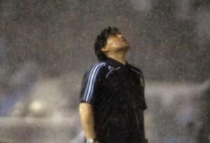 Dalma Maradona Instagram - Como no acordarme de este partido! Como no acordarme de lo que llovía ese día y LO QUE NECESITÁBAMOS ESA VICTORIA PARA IR AL MUNDIAL! Estaba complicado y apareciste vos @martinpalermo.ok con ese gol que todavía veo y me emociono! Con su abrazo que fue más que un abrazo de gol, con la tirada al barro haciendo patito y el llanto de felicidad por haberlo logrado! Que privilegio haber estado ahí ,que suerte vivir un momento como ese partido! Hace poco te escuché en una radio hablar de mi papá y verte emocionado me hace quererte mucho más de lo que ya te quería! No te escribí porque no sabía muy bien que poner y supongo que ahora tampoco pero podría resumirlo perfectamente con un gracias! Gracias por ese gol y ese partido, por tus palabras de amor hacia el cada vez que te lo mencionan y gracias por haberte tatuado el 10! Sos enorme!