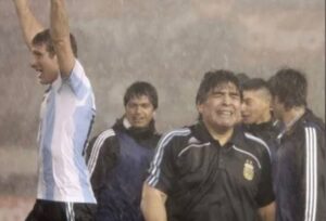 Dalma Maradona Instagram - Como no acordarme de este partido! Como no acordarme de lo que llovía ese día y LO QUE NECESITÁBAMOS ESA VICTORIA PARA IR AL MUNDIAL! Estaba complicado y apareciste vos @martinpalermo.ok con ese gol que todavía veo y me emociono! Con su abrazo que fue más que un abrazo de gol, con la tirada al barro haciendo patito y el llanto de felicidad por haberlo logrado! Que privilegio haber estado ahí ,que suerte vivir un momento como ese partido! Hace poco te escuché en una radio hablar de mi papá y verte emocionado me hace quererte mucho más de lo que ya te quería! No te escribí porque no sabía muy bien que poner y supongo que ahora tampoco pero podría resumirlo perfectamente con un gracias! Gracias por ese gol y ese partido, por tus palabras de amor hacia el cada vez que te lo mencionan y gracias por haberte tatuado el 10! Sos enorme!