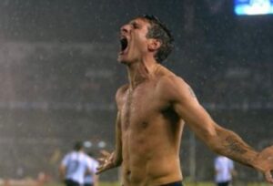 Dalma Maradona Instagram - Como no acordarme de este partido! Como no acordarme de lo que llovía ese día y LO QUE NECESITÁBAMOS ESA VICTORIA PARA IR AL MUNDIAL! Estaba complicado y apareciste vos @martinpalermo.ok con ese gol que todavía veo y me emociono! Con su abrazo que fue más que un abrazo de gol, con la tirada al barro haciendo patito y el llanto de felicidad por haberlo logrado! Que privilegio haber estado ahí ,que suerte vivir un momento como ese partido! Hace poco te escuché en una radio hablar de mi papá y verte emocionado me hace quererte mucho más de lo que ya te quería! No te escribí porque no sabía muy bien que poner y supongo que ahora tampoco pero podría resumirlo perfectamente con un gracias! Gracias por ese gol y ese partido, por tus palabras de amor hacia el cada vez que te lo mencionan y gracias por haberte tatuado el 10! Sos enorme!