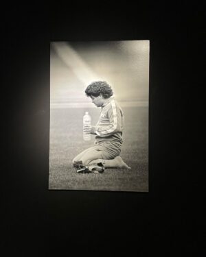 Dalma Maradona Instagram - Una de las tantas fotos de la muestra mágica de Sergio Siano en Napoli! Un fotografo que tuvo la oportunidad de retratarlo durante su paso por en Napoli!  Es una muestra gratuita e incluye imágenes HERMOSISIMAS tanto de los partidos como los entrenamientos! Tan hermoso y real como siempre! 🎥❤️