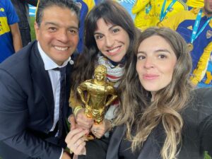 Dalma Maradona Instagram - Cuando solo le queres entregar la copa a BOCA y después te das cuenta que es tan HERMOSA que te la queres llevar a tu casa! Gracias Riyadh por este tremendo homenaje! 🎥❤️ @giamaradona @lalomaradonaoficial
