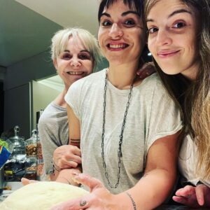 Dalma Maradona Instagram - Con este equipo al fin del mundo! Las amo! Feliz día! Acá las 3 haciendo ñoquis!!! (mentira,yo solo pose para la foto)